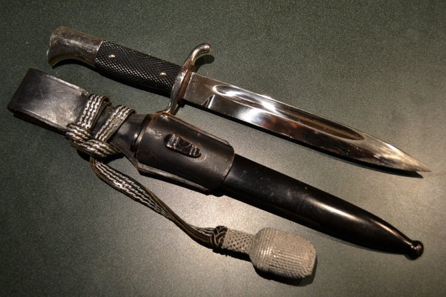 WWII NAZI GERMAN FIRE POLICE DRESS DAGGER BAYONET: WWII NAZI GERMAN FIRE POLICE DRESS DAGGER BAYONET . ABSOLUTELY MINT CONDITION WITH ITS ORIGINAL FROG AND KNOT .STAMPED SOLINGEN ON THE BLADE .