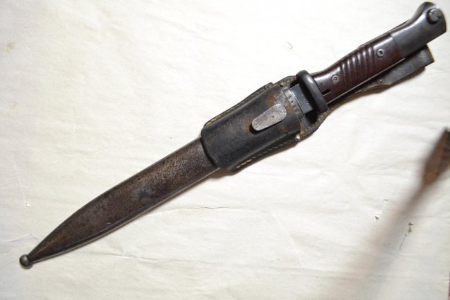 WWII GERMAN COMBAT k98 RIFLE BAYONET LATE WAR 44 ASW: WWII GERMAN COMBAT k98 RIFLE BAYONET LATE WAR 44 ASW . NICE LATE WAR 1944 MADE BAYONET WITH MATCHING NUMBERED SCABBARD. LEATHER FROG