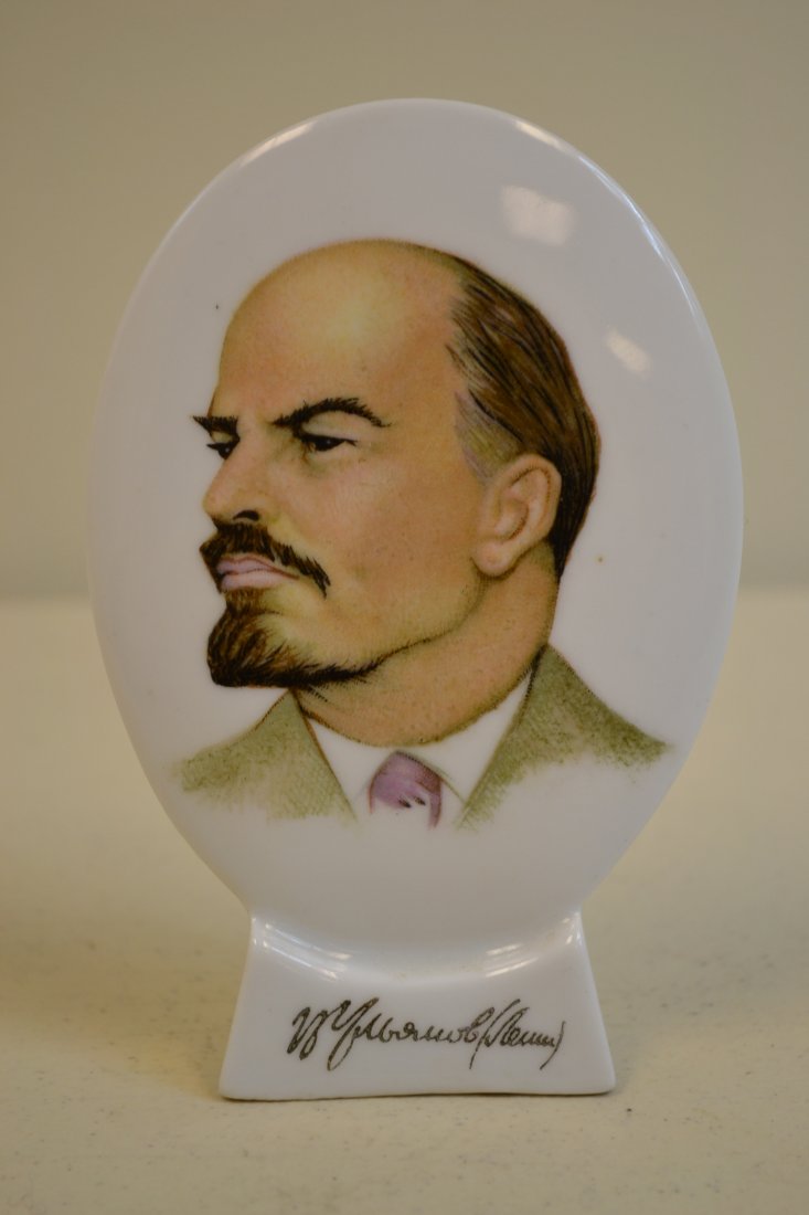 VINTAGE SOVIET RUSSIAN LENIN PORCELEAN DESK PICTURE: VINTAGE SOVIET RUSSIAN LENIN PORCELAIN DESK PICTURE . GREAT CONDITION. HIGH QUALITY MADE . VINTAGE USSR COLD WAR ERA MANUFACTURED . SIZE 5" X 3"