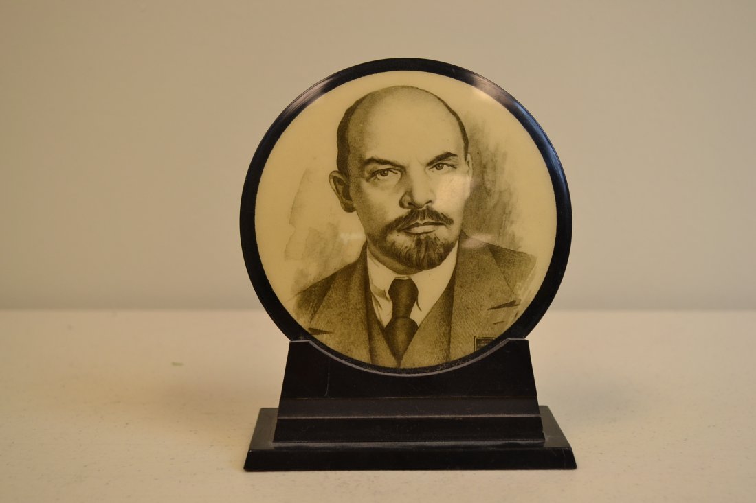 VINTAGE SOVIET RUSSIAN LENIN DESK STAND PICTURE: VINTAGE SOVIET RUSSIAN LENIN DESK STAND PICTURE . ORIGINAL USSR MANUFACTURED. GREAT CONDITION . 5" TALL .