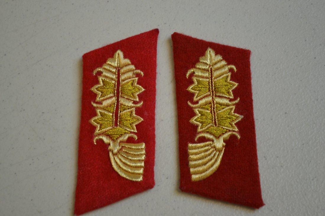 POST WWII EAST GERMAN DDR SET OF GENERALS COLLAR TABS: POST WWII EAST GERMAN DDR SET OF GENERALS COLLAR TABS . HIGH QUALITY EARLY TABS . ALMOST IDENTICAL TO WWII GERMAN GENERAL TABS .