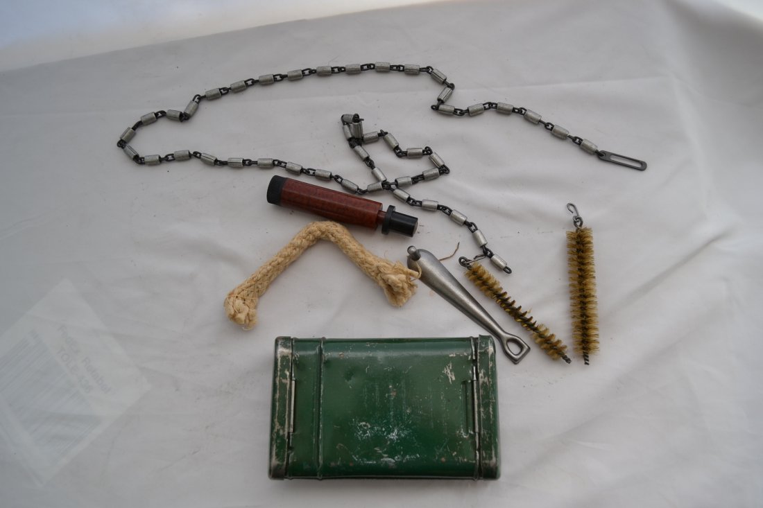 WWII GERMAN K98 RIFLE CLEANING KIT IN METAL CONTAINER: WWII GERMAN K98 RIFLE CLEANING KIT IN METAL CONTAINER . COMPLETE WITH ALL CLEANING PARTS. BAKELITE OIL CONTAINER .