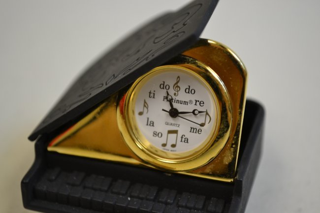 VINTAGE MINI CLOCK PIANO WATCH TRAWEL SIZE: VINTAGE MINI CLOCK PIANO WATCH . SMALL SIZE PIANO OMENS UP TO REVEAL A SMALL CLOCK. NEEDS A BATTERY .