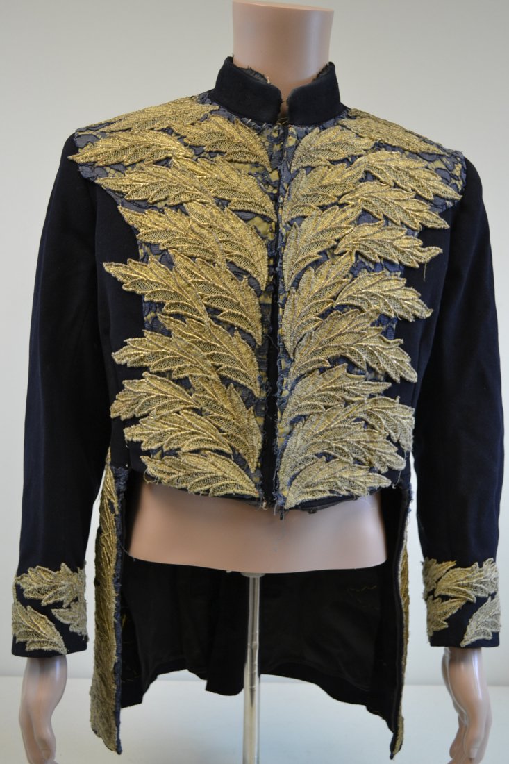 ANTIQUE VICTORIAN STYLE GENTLEMANS COAT JACKET: ANTIQUE VICTORIAN STYLE GENTLEMAN'S COAT JACKET . WELL WORN . SIZE LARGE .