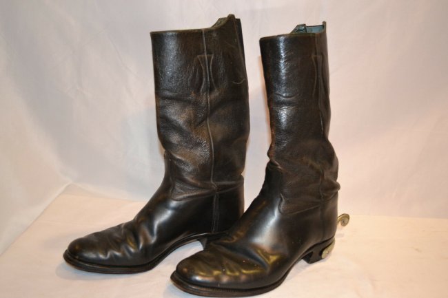 VICTORIAN BRITISH CAVALRY OFFICERS RIDING SHORT BOOTS: VICTORIAN BRITISH CAVALRY OFFICER'S RIDING SHORT BOOTS . LONDON MAKER . COMPLETE WITH NICKEL FINISHED SPURS ATTACHED . VERY TOP QUALITY LEATHER BOOTS . 13'' TALL. SIZE ABOUT 8 OR 41 EUROPEAN . VERY NI