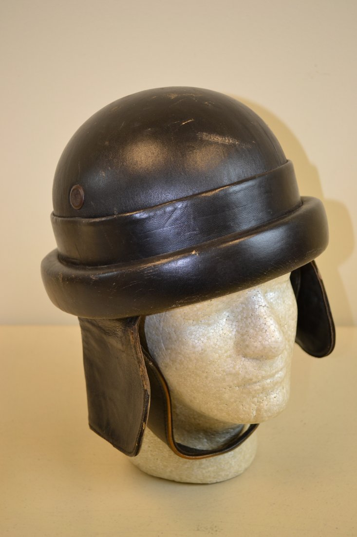 WWII ITALIAN TANKERS TANK LEATHER HELMET: WWII ITALIAN TANKERS TANK LEATHER HELMET . VERY NICE AND CLEAN CONDITION .