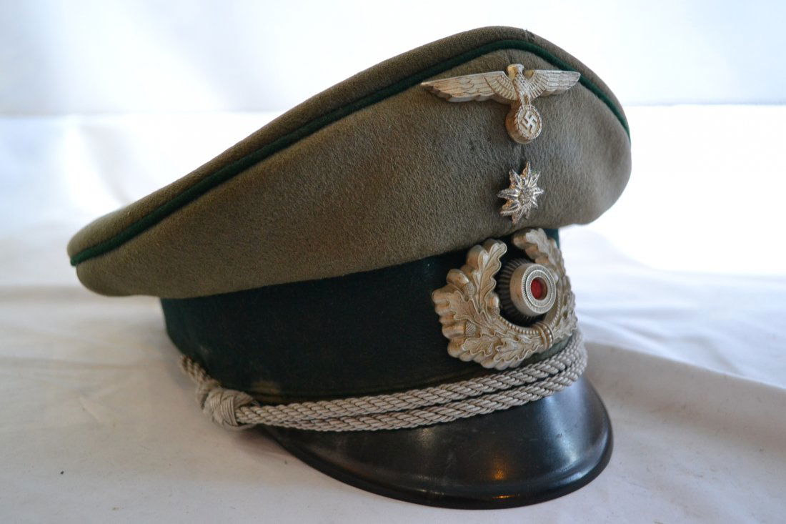 WWII GERMAN MOUNTAIN JAGER OFFICER VISOR HAT CAP: WWII GERMAN MOUNTAIN JAGER OFFICER VISOR HAT CAP . RARE CAP WITH MOUNTAIN TROOPS EDELWEISS INSIGNIA. WELL WORN EXAMPLE . STILL RETAINS NICE SADDLE SHAPE . OUTSIDE LOOKS VERY NICE. MUCH WEAR INSIDE WIT