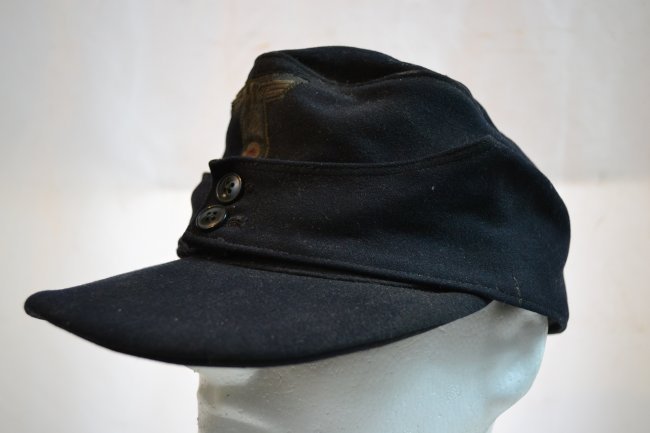 WWII NAZI GERMAN PANZER BLACK WOOL M43 HAT CAP: WWII NAZI GERMAN PANZER BLACK WOOL M43 HAT CAP . WELL WORN EXAMPLE .GOOD CONDITION WITH NO HOLES . STAMPS INSIDE STILL VISIBLE . M44 AND SIZE 57 . HEAVY SOILED WOOL WITH NICELY ZIGZAG STITCHED INSIGNI