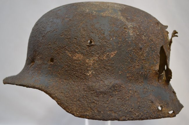 WWII GERMAN M40 LUFTWAFFE DRAMATIC STALINGRAD HELMET: WWII GERMAN M40 LUFTWAFFE DRAMATIC BATTLE OF STALINGRAD USED HELMET . FOUND IN VOLGOGRAD REGION , RUSSIA . GREAT DISPLAY PIECE ! MUCH BATTLEFIELD DAMAGES TO A METAL . LUFTWAFFE DECAL STILL VISIBLE IN 