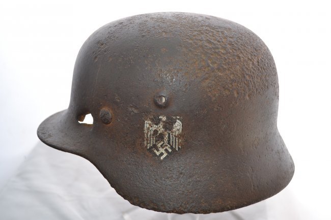WWII GERMAN ARMY M40 SD COMBAT HELMET BATTLEFIELD FIND: WWII GERMAN ARMY M40 SD COMBAT HELMET BATTLEFIELD FIND . SINGLE ARMY DECAL IS ABOUT 75% . FOUND IN RUSSIA IN STALINGRAD AREA. SHRAPNEL DAMAGE TO THE FRONT. GREAT EXAMPLE AND CONVERSATIONAL PIECE OF HI