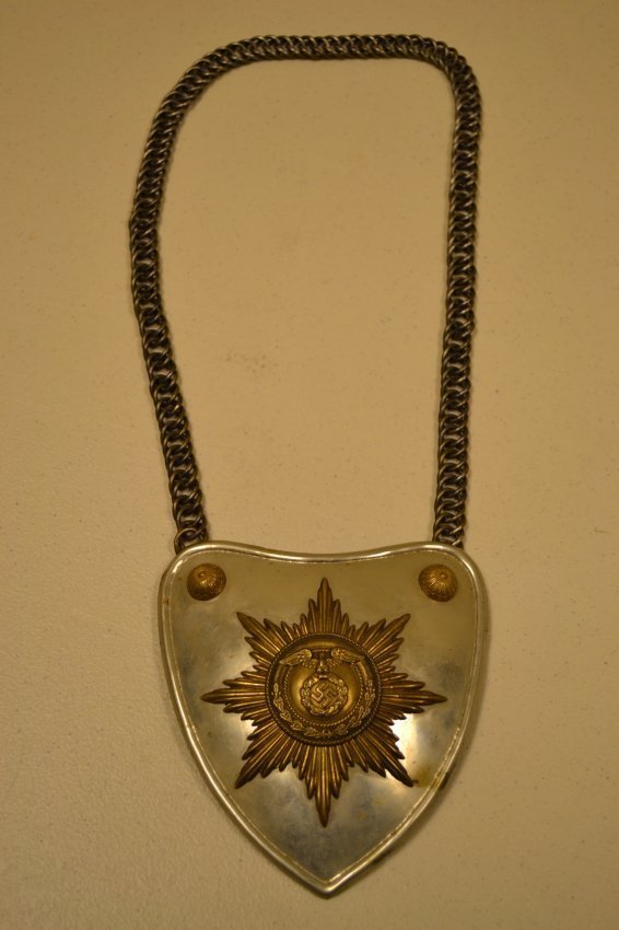 NAZI GERMAN EARLY SA/SS FLAG CARRIER GORGET WITH CHAIN: NAZI GERMAN EARLY SA/SS FLAG CARRIER GORGET WITH CHAIN. NICE HIGH QUALITY EARLY PIECE . DARK WOOL BACKING STILL PRESENT. METAL RZM BADGE TO THE BACK . ORIGINAL CHAIN. NICE UNTOUCHED , UNCLEANED , VERY