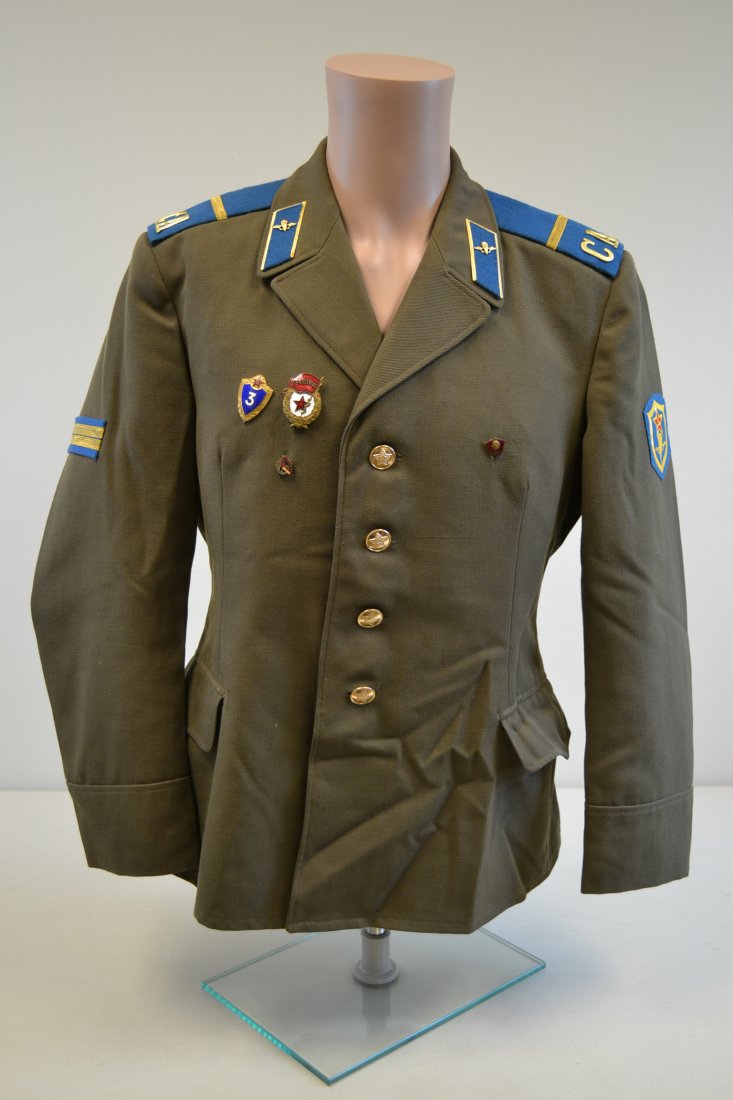 SOVIET RUSSIAN PARATROOPER VDV DRESS UNIFORM JACKET: SOVIET RUSSIAN PARATROOPER VDV DRESS UNIFORM JACKET . VERY NICE CONDITION . 70'S . NICELY DECORATED WITH BADGES.