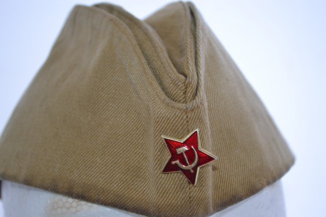 WWII STYLE SOVIET RUSSIAN SOLDIER'S PILOTKA HAT CAP 59: WWII STYLE SOVIET RUSSIAN SOLDIER'S PILOTKA HAT CAP . RED ENAMEL STAR . SHOWS WEAR . SIZE 59 . IDENTICAL TO WWII MADE CAP