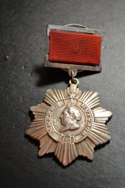 SOVIET RUSSIAN ORDER OF KUTUZOV 3RD CLASS: SOVIET RUSSIAN ORDER OF KUTUZOV 3RD CLASS . FROM AN OLD RUSSIAN MEDAL COLLECTION. WE CAN NOT AUTHENTICATE THIS. SOLD AS IS .