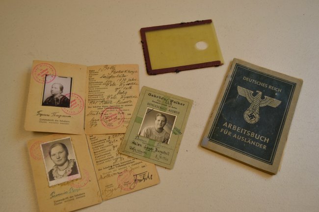 WWII GERMAN OCUPIED UKRAINE DOCUMETS LOT EASTERN WORKER: WWII GERMAN OCCUPIED UKRAINE DOCUMENTS LOT . ALL THE DOCUMENTS AND PAPERS FOR ONE UKRAINIAN WOMAN FROM THE CITY OF LEMBERG -LVIV. VERY NICE LOT AND QUITE RARE