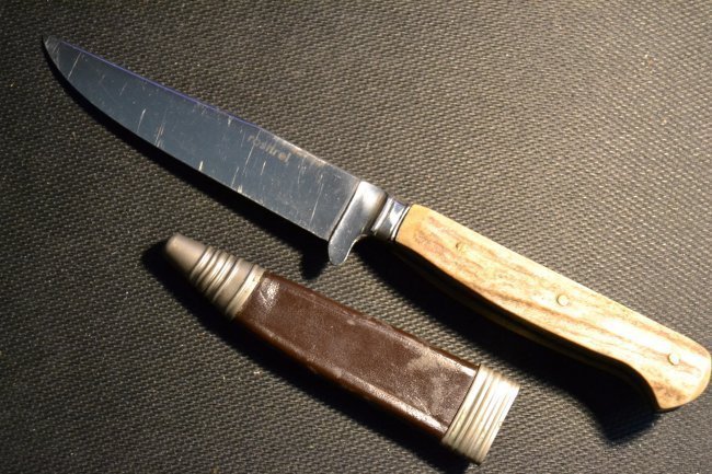 WWII GERMAN MADE STAINLESS STEEL BLADE FIGHTING KNIFE: WWII GERMAN MADE STAINLESS STEEL BLADE FIGHTING KNIFE . COMMERCIALLY PRODUCED IN GERMANY IN 1940'S . POPULAR WITH MILITARY TROOPS TO CARRY ON THE FIELD . "ROSTFREI" ETCHED ON THE BLADE . REAL NICE CON