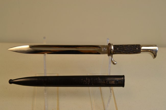 WWII NAZI GERMAN DRESS BAYONET EICKHORN RARE GRIP TYPE: WWII NAZI GERMAN DRESS BAYONET EICKHORN RARE GRIP TYPE . SIMULATED STAG RIPS. THESE ARE MUCH RARER THEN REAL STAG . MINTY BRIGHT SHINY BLADE . ORIGINAL SCABBARD WITH ORIGINAL PANT AND NO DENTS . GREAT