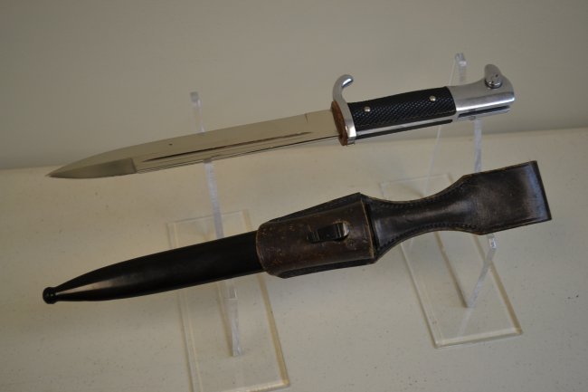 WWII GERMAN SS DRESS BAYONET SHORT PARADE VERSION: WWII GERMAN SS DRESS BAYONET SHORT PARADE VERSION . THIS ONE IN MEAR MINT CONDITION . SHORT UNMARKED BLADE N=DRESS BAYONET . COMPLETE WITH LEATHER FROG AND SCABBARD. SS STAMP ON THE BACK OF THE LEATHE