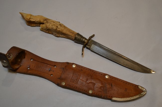 OLD ANTIQUE GERMAN HUNTING KNIFE DAGGER POST WWII: OLD ANTIQUE VINTAGE GERMAN HUNTING KNIFE DAGGER POST WWII EDGE MARK SOLINGEN. 10" LONG WITH 5" BLADE.