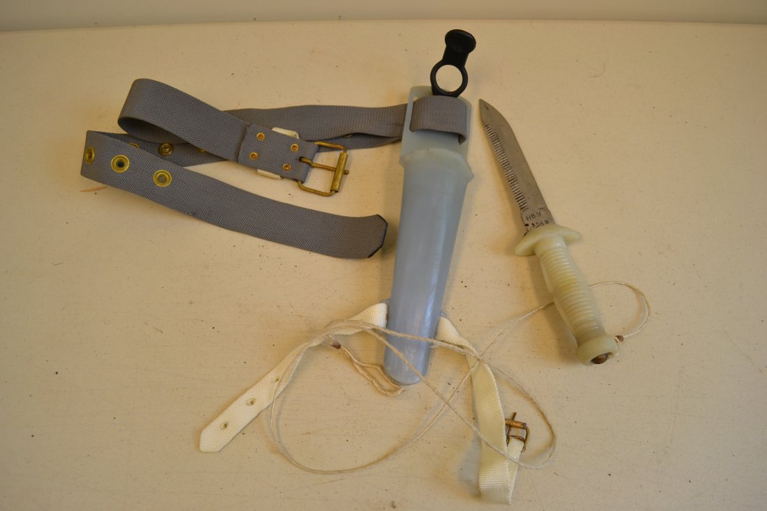 VINTAGE SOVIET RUSSIAN NAVY DIVER SURVIVAL KNIFE DAGGER: VINTAGE SOVIET RUSSIAN NAVY DIVER SURVIVAL KNIFE DAGGER . VERY RARE AND HARD TO FIND USSR NAVY DIVER KNIFE FROM 70'S . COMPLETE WITH ITS ORIGINAL PLASTIC RUBBER SHEET , ORIGINAL DIVERS BELT AND ROPE L