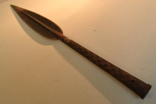 SOUTH AFRICAN ZULU WARS METAL SPEAR 18" LONG: SOUTH AFRICAN ZULU WARS METAL SPEAR 18" LONG . GREAT CONDITION FOR ITS AGE . STILL SHARP .