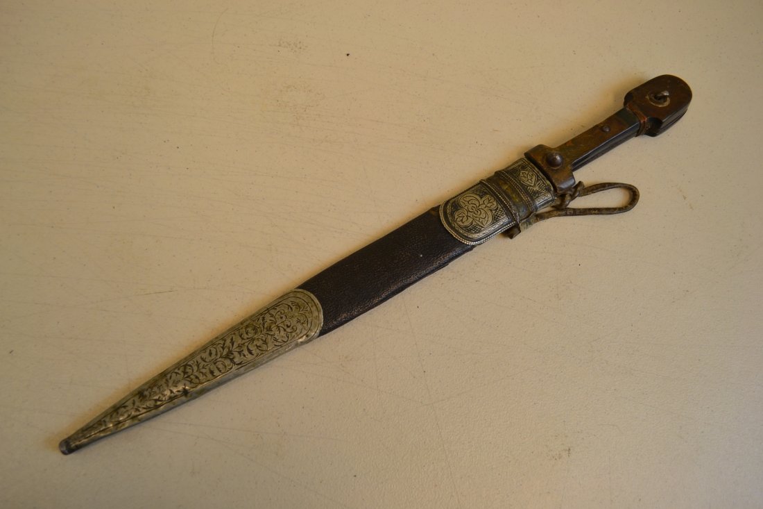 ANTIQUE WWI IMPERIAL RUSSIAN COSSACK KINJAL DAGGER 1917: ANTIQUE IMPERIAL RUSSIAN COSSACK KINJAL DAGGER WEAPON . NICE OLD KINJAL . SILVER FINISHED METAL FITTINGS. BLADE WITH A LOT OF WEAR . SOME DAMAGE TO THE BACK OF GRIP. UNIT MARKS ON THE BACK AND DATED 1