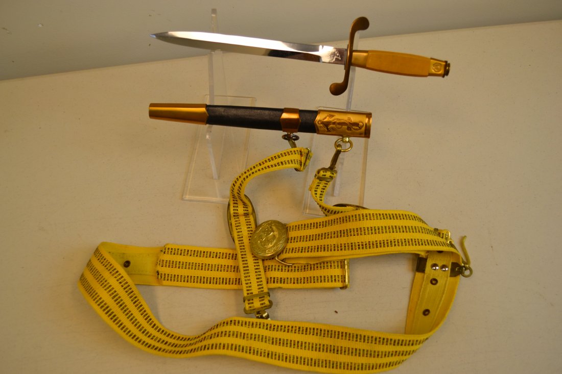 SOVIET RUSSIAN NAVY OFFICERS DRESS DAGGER 1992 DATED: SOVIET RUSSIAN NAVY OFFICERS DRESS DAGGER 1992 DATED . MINT CONDITION . COMPLETE WITH BELT AND HANGERS