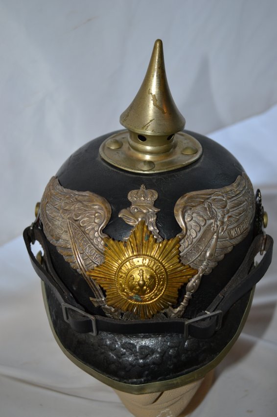 IMPERIAL GERMAN PRUSSIAN GUARD PICKELHAUBE SPIKE HELMET: IMPERIAL GERMAN PRUSSIAN GUARD PICKELHAUBE SPIKE HELMET . NICE CLEAN AND IN GOOD CONDITION FOR ITS AGE. CHINSTRAP IS A REPLACEMENT. ORIGINAL LINER IS FULLY INTACT . SILVER FINISHED METAL FITTINGS WITH