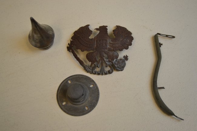 WWI GERMAN SPIKE HELMET PRUSSIAN PICKELHAUBE PARTS: WWI GERMAN SPIKE HELMET PRUSSIAN PICKELHAUBE PARTS . SPIKE BASE , SPIKE REAR BAR AND FRONT PLATE . WARTIME GRAY PAINTED WITH SOME CORROSION . GOOD CONDITION SET . GREAT FOR RESTORATION PROJECT