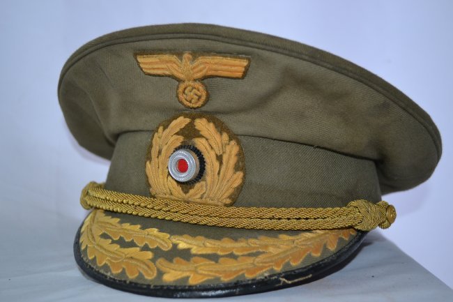 WWII GERMAN NAVY KRIEGSMARINE ADMIRAL TROPICAL CAP HAT: WWII GERMAN NAVY KRIEGSMARINE ADMIRAL TROPICAL PEAKED CAP. EXTREMELY RARE CAP . KHAKI TROPICAL CLOTH . ADMIRAL'S EMBROIDERED INSIGNIA . WELL WORN BUT STILL IN GREAT CONDITION. SIZE 57 . ONE OF THE MOS