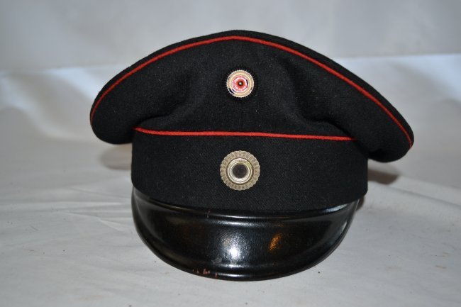 WWI IMPERIAL GERMAN PRUSSIA FIREMAN VISOR HAT: WWI IMPERIAL GERMAN PRUSSIA FIREMAN VISOR HAT . RARELY SEEN HAT . BLACK WITH RED PIPING WITH NATIONAL AND PRUSSIAN COCKADES. WELL WORN BUT STILL IN GREAT CONDITION FOR ITS AGE . FIREMAN INSIGNIA AND S