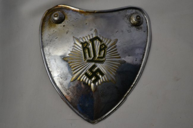 NAZI GERMAN EARLY RLB FLAG CARRIER GORGET: NAZI GERMAN EARLY RLB FLAG CARRIER GORGET . EARLY STYLE WITH EARLY RLB INSIGNIA STAR ATTACHED . BACKING IS MISSING MATERIAL AND DISPLAYING MUCH WEAR AND AGE . NO CHAIN . RARE .