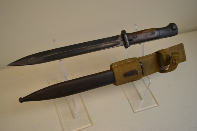 WWII GERMAN COMBAT k98 RIFLE BAYONET AFRIKA CORPS S/176: WWII GERMAN COMBAT k98 RIFLE BAYONET AFRIKA CORPS S/176G . GREAT CONDITION BAYONET COMPLETE WITH NON MATCHING SCABBARD AND RARE ORIGINAL TROPICAL CANVAS FROG. GREAT UNSHARPENED BLADE. RARE EXAMPLE.