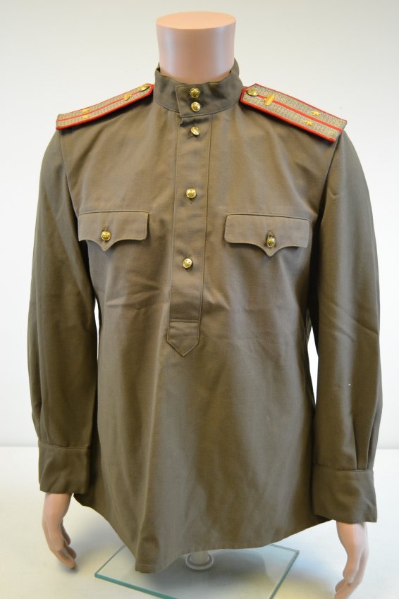 WWII SOVIET RUSSIAN TANKER OFFICER UNIFORM SHIRT: WWII SOVIET RUSSIAN TANKER OFFICER UNIFORM SHIRT . WWII PERIOD WITH ORIGINAL WWII SHOULDER BOARDS . GREAT CONDITION FOR ITS AGE . NICE LARGE SIZE .