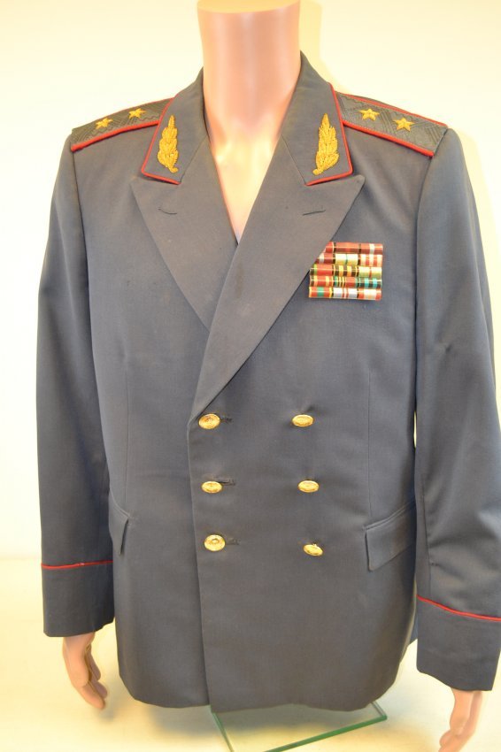 SOVIET RUSSIAN POLICE MVD GENERAL UNIFORM GREAT COAT: SOVIET RUSSIAN POLICE MVD GENERAL UNIFORM GREAT COAT . HIGH RANKING GENERAL WITH 2 STARS ON THE SHOULDER BOARDS . WWII VETERAN SHOWN ON THE MEDAL RIBBON BAR . LARGE SIZE . VERY HIGH QUALITY WOOL WITH 