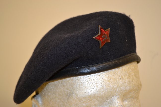 WWII SOVIET RUSSIAN FEMALE BLUE BERET HAT CAP: WWII SOVIET RUSSIAN FEMALE BLUE BERET HAT CAP . GREAT CONDITION . NICE ENAMELED STAR . RARE