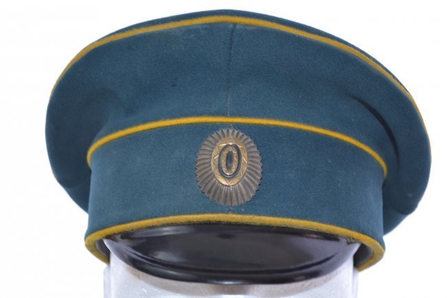 ANTIQUE IMPERIAL RUSSIAN PRE WWI OFFICER VISOR HAT CAP: ANTIQUE IMPERIAL RUSSIAN PRE WWI OFFICER VISOR HAT CAP . BEAUTIFUL CAP AND IN BERY GOOD CONDITION FOR ITS AGE. BLUE WOOL BODY WITH YELLOW PIPING . NICE HIGH QUALITY OFFICER'S COCKADE HAT BADGE. RED MA