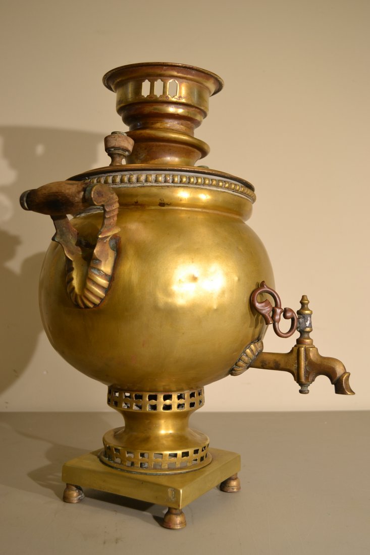 ANTIQUE IMPERIAL RUSSIAN BRASS SAMOVAR TEA POT: ANTIQUE IMPERIAL RUSSIAN BRASS SAMOVAR TEA POT . 19TH CENTURY . ROUND SHAPE . MADE IN TULE BY N.I.GOLTYAKOV . GOOD CONDITION FOR ITS AGE . COMPLETE AND WITH SOME DENTS.