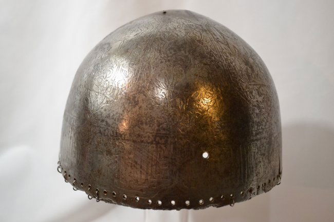 ANTIQUE PERSIAN / TARTARIAN 16-17th CENTURY HELMET: ANTIQUE PERSIAN / TARTARIAN 16-17th CENTURY HELMET . THIS IS OLD NOT RESENT REPRODUCTIONS. SHOWS GREAT AGE AND WEAR AND MADE OF REAL THICK ARMOR METAL . NICELY DECORATED . MISSING ITS SPIKE AND POSTS