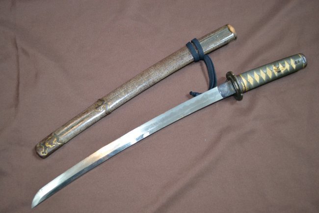 UNIQUE ANTIQUE OLD JAPANESE WAKIZASHI SAMURAI SWORD: ANTIQUE VERY OLD JAPANESE WAKIZASHI SAMURAI SWORD IN MOUNTING .16 HUNDREDS .UNSIGNED BLADE .THE BLADE IS IN NICE OLD POLISH WITH NO RUST OR STAINS AND IN GREAT CONDITION WITH NO BENDS . NICE WAVY GUNO