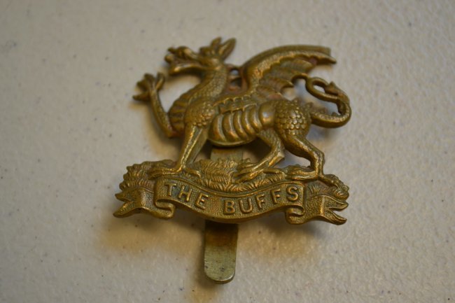 WWI BRITISH EAST KENT REGIMENT THE BUFFS CAP BADGE: WWI BRITISH EAST KENT REGIMENT THE BUFFS CAP BADGE