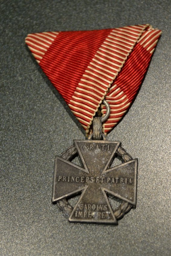 AUSTRIAN HUNGARIAN EMPIRE WWI KARL TROOP CROSS MEDAL: AUSTRIAN HUNGARIAN EMPIRE WWI KARL TROOP CROSS MEDAL