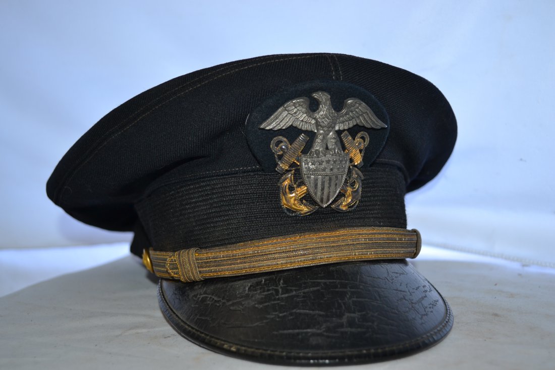 WWII US NAVY OFFICER VISOR CAP NAMED HAT: WWII US NAVY OFFICER VISOR CAP . NAMED TO LT. HERBERT L . MARS . GREAT CONDITION CAP MADE BT THE COMMODORE.