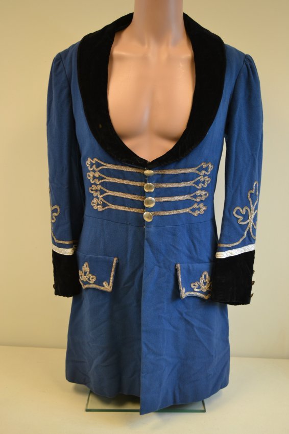 ANTIQUE VICTORIAN STYLE GENTLEMANS COAT SMOKE JACKET: ANTIQUE VICTORIAN STYLE GENTLEMAN'S COAT SMOKE JACKET . NICE CONDITION. SIZE SMALL TO MEDIUM .