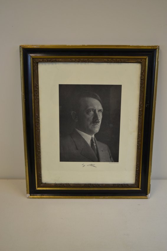 ADOLF HITLER LARGE SIZE HOFFMANNS PORTRAIT SIGNED: ADOLF HITLER LARGE SIZE HOFFMANN\'S PORTRAIT . BLACK AND WHITE FAMOUS PHOTO PORTRAIT BY HITLER\'S PERSONAL PHOTOGRAPHER HEINRICH HOFFMANN . 20 X 16 SIZE OF PRINT . MOUNTED IN PERIOD FRAME 24 X 20 SIZE