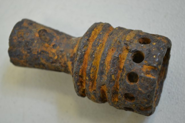 WWII GERMAN MG 42 FLASH HIDER RUSSIAN FRONT GROUND DUG: WWII GERMAN MG 42 FLASH HIDER RUSSIAN FRONT GROUND DUG . RUSTED BUT SOLID. NICE SOUVENIR FROM THE HARSH BATTLE FIELDS OF RUSSIA .