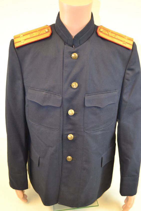 WWII SOVIET RUSSIAN NAVY ARTILLERY OFFICER UNIFORM: WWII SOVIET RUSSIAN NAVY ARTILLERY OFFICER UNIFORM TUNIC. BEAUTIFUL CONDITION WITH ORIGINAL WWII NAVY ARTILLERY SHOULDER BOARDS . LARGE SIZE