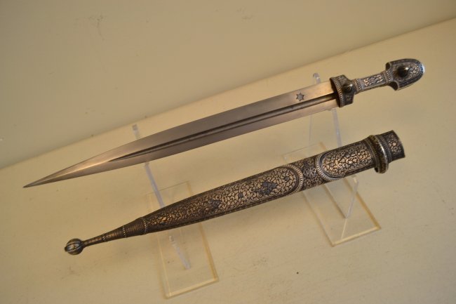 ANTIQUE IMPERIAL RUSSIAN CAUCASIAN SILVER KINJAL DAGGER: ANTIQUE IMPERIAL RUSSIAN CAUCASIAN SILVER KINJAL DAGGER, 19TH CENTURY . VERY HIGH QUALITY DECORATED ENGRAVED SILVER AND NIELLO WORK . NICE MAKER STAMP ON THE BLADE. THE DAGGER IS IN NEAR MINT CONDITIO
