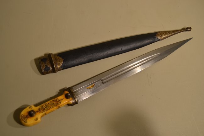 IMPERIAL RUSSIAN CAUCASIAN KINJAL DAGGER KAMA GOLD: IMPERIAL RUSSIAN CAUCASIAN KINJAL DAGGER. STEEL POLISHED GOLD INLAYS. SIGNED . 21" LONG WITH 15" BLADE. FROM PRIVATE COLLECTION OF A.D.L.