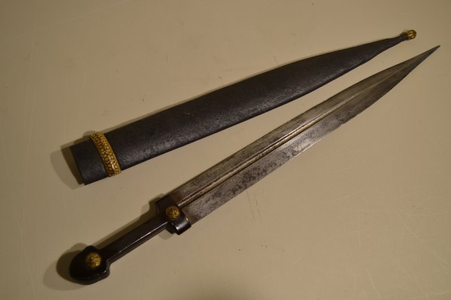 IMPERIAL RUSSIAN CAUCASIAN KINJAL DAGGER KAMA GOLD: IMPERIAL RUSSIAN CAUCASIAN KINJAL DAGGER. STEEL WITH GOLD AND SILVER INLAYS. SIGNED. 21" LONG WITH 15" BLADE .FROM PRIVATE COLLECTION OF A.D.L.